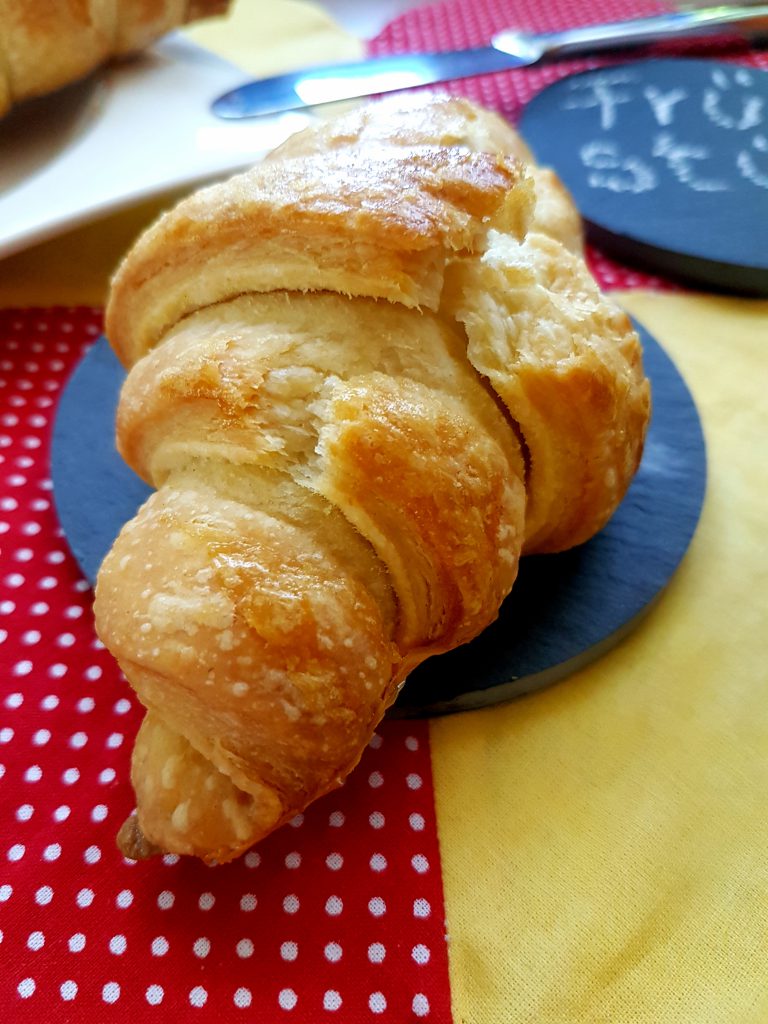 Sonntagsglück, Frühstücksglück – mit Croissants aus selbstgemachtem ...
